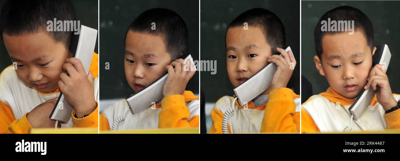 Bildnummer : 53585258 Datum : 12.10.2009 Copyright : imago/Xinhua (091108) -- ENSHI, 8 novembre 2009 (Xinhua) -- une photo combinée prise le 12 octobre 2009 montre que Zhu Xu parle au téléphone avec ses parents à l'école du comté de Xianfeng à Enshi, province du Hubei en Chine centrale. Zhu Xu, âgé de huit ans, était élève de 3e année de l'école primaire Boyangping Nationality. Un enfant comme lui était censé vivre heureux avec ses parents, mais dans sa mémoire, il n'avait pas un tel bonheur. Son père Zhu Gang avait quitté la maison pour chercher du travail depuis 1994. En 2001, après la naissance de Zhu Xu, sa mère se rendit également au sud-ouest de l'île Banque D'Images