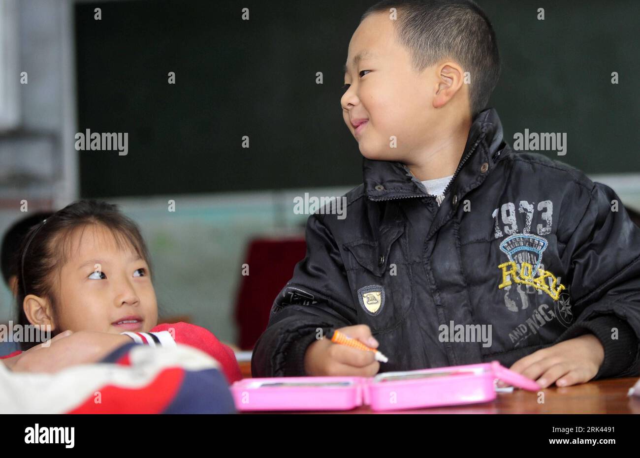 Bildnummer : 53585255 Datum : 12.10.2009 Copyright : imago/Xinhua (091108) -- ENSHI, 8 novembre 2009 (Xinhua) -- Zhu Xu discute avec d'autres de cours de peinture dans le comté de Xianfeng à Enshi, dans la province du Hubei en Chine centrale, 12 octobre 2009. Zhu Xu, âgé de huit ans, était élève de 3e année de l'école primaire Boyangping Nationality. Un enfant comme lui était censé vivre heureux avec ses parents, mais dans sa mémoire, il n'avait pas un tel bonheur. Son père Zhu Gang avait quitté la maison pour chercher du travail depuis 1994. En 2001, après la naissance de Zhu Xu, sa mère est également allée travailler à Chongqing, dans le sud-ouest de la Chine. Zhu ne pouvait que se Banque D'Images