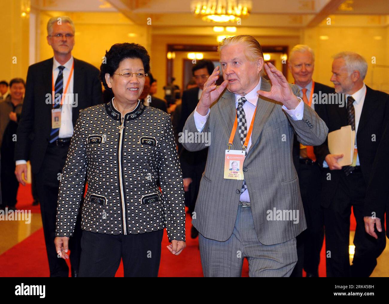 Bildnummer : 53588474 Datum : 10.11.2009 Copyright : imago/Xinhua Chen Zhili (Front L), vice-présidente du Comité permanent du Congrès populaire national de Chine, s entretient avec Robert Mundell, lauréat du Prix Nobel d économie 1999, avant l ouverture du Forum des lauréats du Prix Nobel de Beijing 2009 à Beijing, capitale de la Chine, le 10 novembre 2009. Quatre lauréats du prix Nobel d'économie et d'autres experts de renommée mondiale ont été invités au forum pour discuter de sujets sur la reconstruction financière et la revitalisation économique. (Xinhua/Jin Liangkuai) (hdt) (6)PUBLICATION CHINA-BEIJING-NOBEL LAUREATES-FORUM (CN) Banque D'Images
