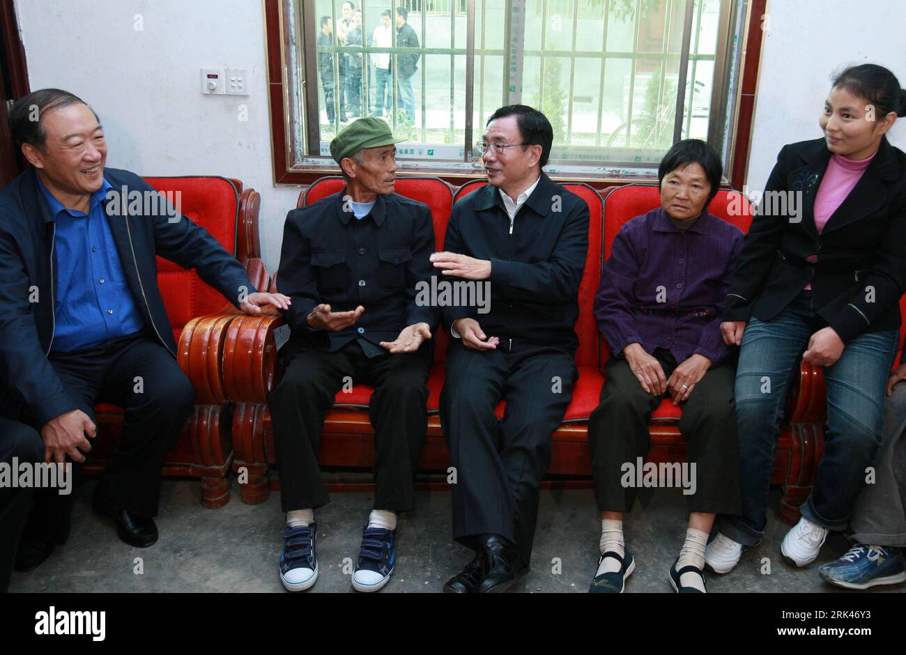 Bildnummer : 53595130 Datum : 10.11.2009 Copyright : imago/Xinhua (091112) -- NANCHANG, 12 novembre 2009 (Xinhua) -- HE Guoqing (C), membre du Comité permanent du Bureau politique du Comité central du Parti communiste chinois (PCC) et également secrétaire de la Commission centrale d'inspection de discipline du PCC, s'entretient avec des villageois du comté de Xingzi, dans la province du Jiangxi, en Chine centrale, le 10 novembre 2009. HE Guoqiang a fait une tournée d'inspection de quatre jours dans la province du Jiangxi se terminant mercredi. (Xinhua/Pang Xinglei) (zcq) (2)CHINA-JIANGXI-HE GUOQIANG-INSPECTION (CN) PUBLICATIONxNOTxINxCHN People Banque D'Images