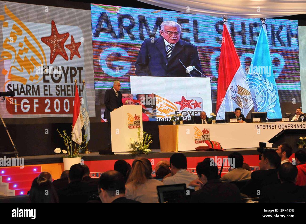 Bildnummer : 53600812 Datum : 15.11.2009 Copyright : imago/Xinhua (091116) -- SHARM EL-SHEIKH, 16 novembre 2009 (Xinhua) -- le Premier ministre égyptien Ahmed Nazif prend la parole lors de la quatrième version du Forum sur la gouvernance de l'Internet (FGI) dans la station balnéaire égyptienne de Charm el-Cheikh sur la mer Rouge le 15 novembre. 2009. La quatrième version du Forum, dialogue multipartite sur les politiques publiques relatives aux questions de gouvernance de l ' Internet, a débuté dimanche à Charm el-Cheikh, avec la participation de 1 500 délégués de 100 pays et régions du monde. (Xinhua/Chen Gongzheng) (jl) (2)EGYPTE-GOUVERNANCE DE L'INTERNET POUR Banque D'Images Bildnummer : 53600812 Datum : 15.11.2009 Copyright : imago/Xinhua (091116) -- SHARM EL-SHEIKH, 16 novembre 2009 (Xinhua) -- le Premier ministre égyptien Ahmed Nazif prend la parole lors de la quatrième version du Forum sur la gouvernance de l'Internet (FGI) dans la station balnéaire égyptienne de Charm el-Cheikh sur la mer Rouge le 15 novembre. 2009. La quatrième version du Forum, dialogue multipartite sur les politiques publiques relatives aux questions de gouvernance de l ' Internet, a débuté dimanche à Charm el-Cheikh, avec la participation de 1 500 délégués de 100 pays et régions du monde. (Xinhua/Chen Gongzheng) (jl) (2)EGYPTE-GOUVERNANCE DE L'INTERNET POUR Banque D'Images