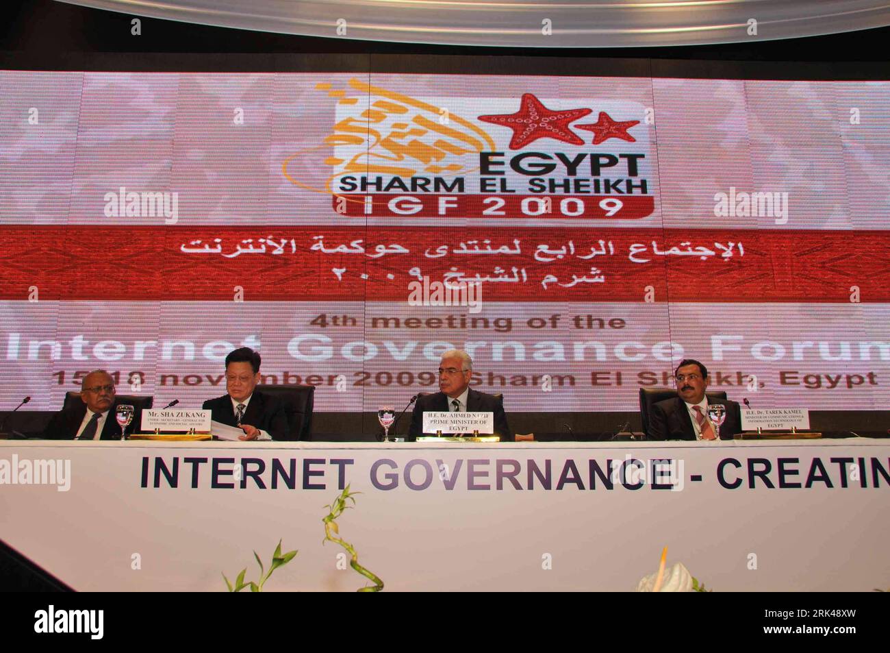 Bildnummer : 53600814 Datum : 15.11.2009 Copyright : imago/Xinhua (091116) -- SHARM EL-SHEIKH, 16 novembre 2009 (Xinhua) -- l Ambassadeur Sha Zukang (2e L), Secrétaire général adjoint des Nations Unies aux Affaires économiques et sociales, et le Premier ministre égyptien Ahmed Nazif (2e R) assistent à la quatrième version du Forum sur la gouvernance de l Internet (IGF) dans la station balnéaire égyptienne de Charm el-Cheikh, sur la mer Rouge, le 15 novembre. 2009. La quatrième version de l ' IGF, un dialogue multipartite sur les politiques publiques liées aux questions de gouvernance de l ' Internet, a débuté dimanche à Charm el-Cheikh, avec la participation de 1 500 délégués de 100 heures Banque D'Images Bildnummer : 53600814 Datum : 15.11.2009 Copyright : imago/Xinhua (091116) -- SHARM EL-SHEIKH, 16 novembre 2009 (Xinhua) -- l Ambassadeur Sha Zukang (2e L), Secrétaire général adjoint des Nations Unies aux Affaires économiques et sociales, et le Premier ministre égyptien Ahmed Nazif (2e R) assistent à la quatrième version du Forum sur la gouvernance de l Internet (IGF) dans la station balnéaire égyptienne de Charm el-Cheikh, sur la mer Rouge, le 15 novembre. 2009. La quatrième version de l ' IGF, un dialogue multipartite sur les politiques publiques liées aux questions de gouvernance de l ' Internet, a débuté dimanche à Charm el-Cheikh, avec la participation de 1 500 délégués de 100 heures Banque D'Images