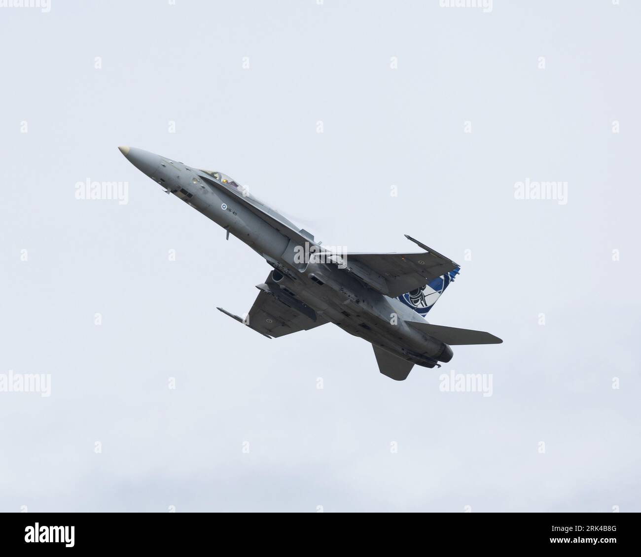 Exposition d'avions de chasse à réaction F-18 Hornet de l'armée de l'air finlandaise au Royal International Air Tattoo de 2023 Banque D'Images