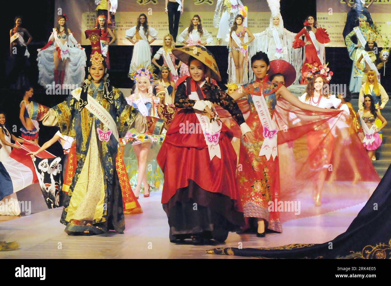 Bildnummer : 53619054 Datum : 20.11.2009 Copyright : imago/Xinhua (091122) -- SHENZHEN, 22 novembre 2009 (Xinhua) -- concurrents de beauté les tenues folkloriques criantes de divers groupes ethniques lors de la ronde préliminaire à la 21e Miss Model de la finale globale mondiale, au Village de la culture folklorique de Chine à Shenzhen, province du Guangdong du sud de la Chine, le 20 novembre 2009. Un total de 60 concurrents de beauté à travers le monde rivalisent dans des catégories de tenues ethniques, maillots de bain, vêtements de soirée, et talents spéciaux, etc (Xinhua/Yuan Shuiling) (px) (5)CHINA-GUANGDONG-MISS MODÈLE DU WORLD-CONTESTATAIRES-BELLES(CN) PUBLICAT Banque D'Images