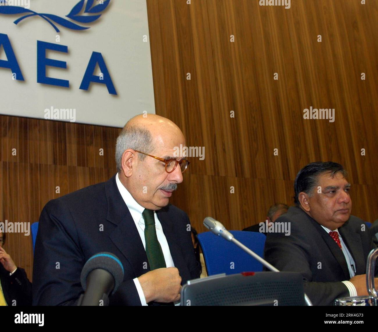 Bildnummer : 53629046 Datum : 26.11.2009 Copyright : imago/Xinhua (091126) -- VIENNE, 26 novembre 2009 (Xinhua) -- le Directeur général de l'Agence internationale de l'énergie atomique (AIEA) Mohamed ElBaradei (L) prend la parole devant le Conseil des gouverneurs de l'AIEA à Vienne, Autriche, 26 novembre 2009. La réunion axée sur la question nucléaire iranienne a eu lieu jeudi. (Xinhua/Liu Gang) (zcq) (2)AUSTRIA-AIEA-MEETING PUBLICATIONxNOTxINxCHN People Politik kbdig xmk 2009 quadrat premiumd Bildnummer 53629046 Date 26 11 2009 Copyright Imago XINHUA Vienne nov. 26 2009 XINHUA Agence internationale de l'énergie atomique Directeur de l'AIEA GE Banque D'Images