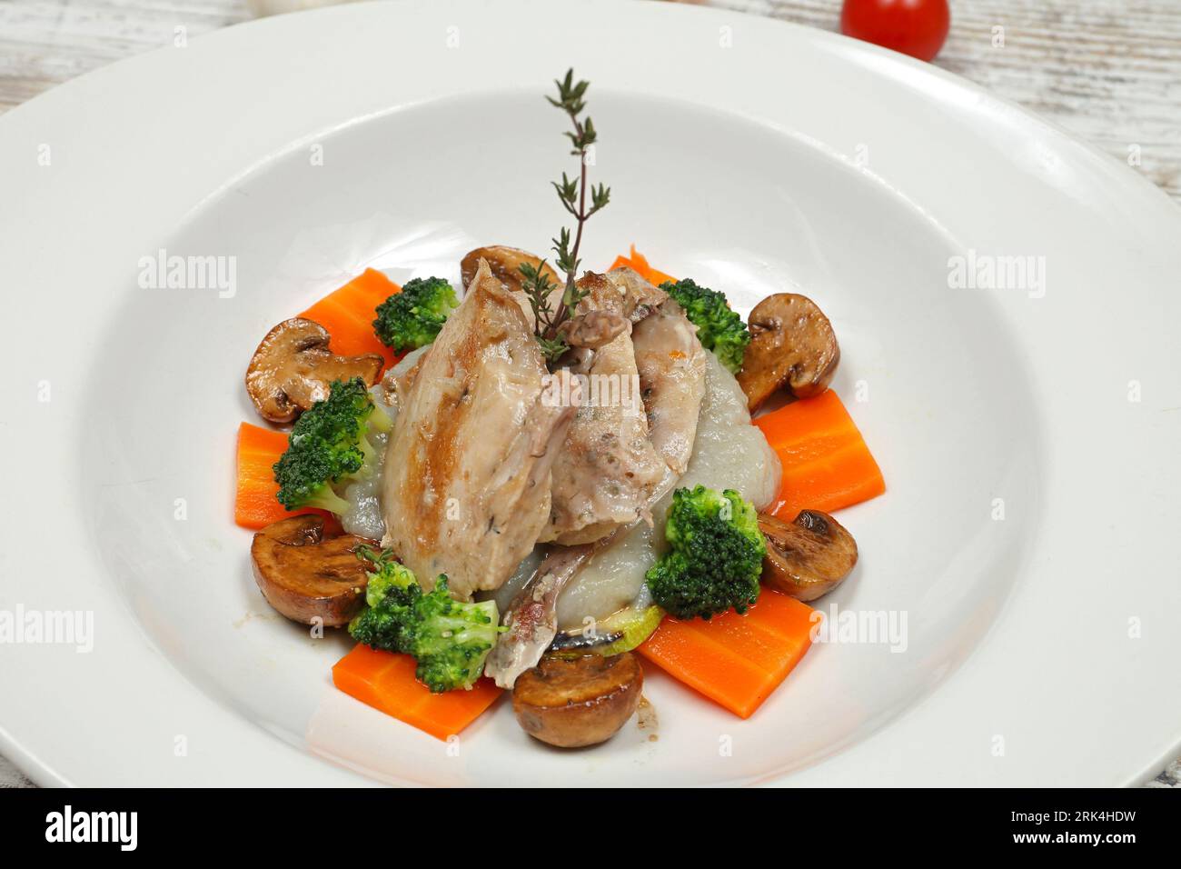 Dîner au gibier à caille grillé avec champignons et légumes Banque D'Images