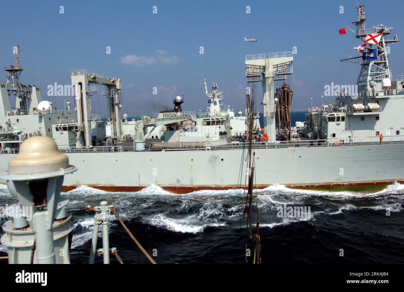 Bildnummer : 53635701 Datum : 30.11.2009 Copyright : imago/Xinhua (091130) -- GOLFE D'ADEN, 30 novembre 2009 (Xinhua) -- ravitaillement en navires Qiandaohu chinois (arrière) pour la frégate de missiles Zhoushan dans les eaux du golfe d'Aden, 30 novembre 2009. Les frégates de missiles Zhoushan et Xuzhou de la troisième flotte chinoise pour la mission d'escorte contre les pirates ont quitté le golfe d'Aden lundi pour rentrer chez eux tandis que le navire ravitailleur Qiandaohu faisait le dernier ravitaillement pour eux dans cette mission d'escorte. (Xinhua/Guo Gang) (zcq) (3)MISSION D'ESCORTE MARINE CHINOISE DU GOLFE D'ADEN PUBLICATIONxNOTxINxCHN Militär Marine Fregatte Golf kbdig Banque D'Images