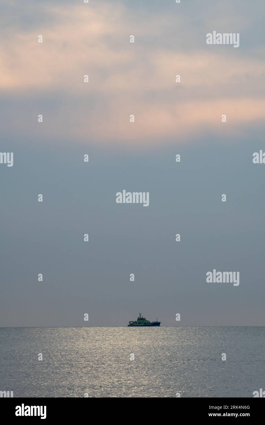 Navire de garde-côtes néerlandais à l'horizon Banque D'Images