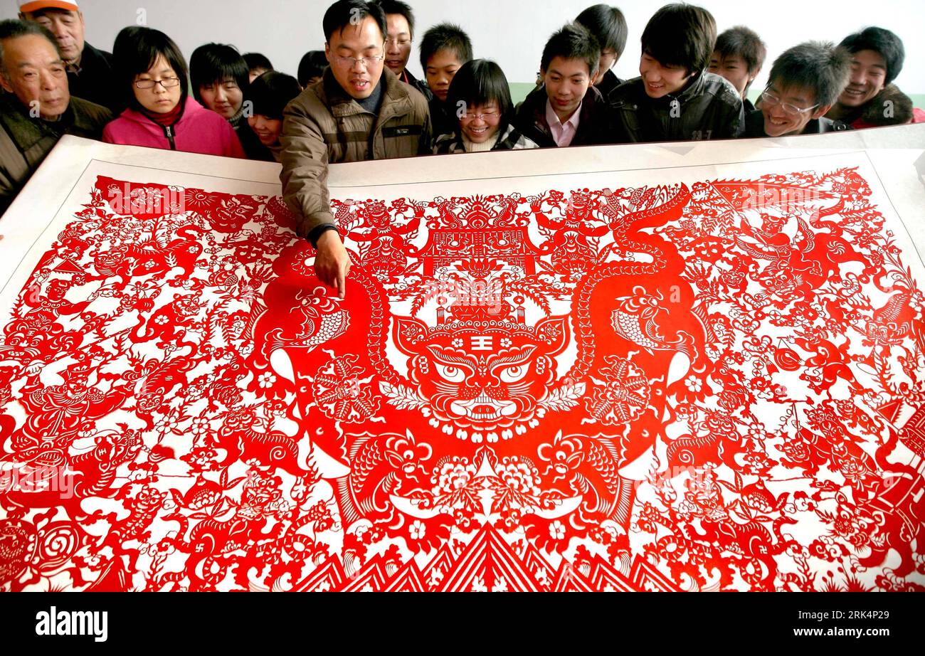Bildnummer : 53656389 Datum : 09.12.2009 Copyright : imago/Xinhua (091209) -- HEJIN, 9 décembre 2009 (Xinhua) -- Yang Yi présente sa découpe de papier à Hejin, dans la province du Shanxi du nord de la Chine, 9 décembre 2009. Yang Yi a passé une semaine à créer le travail de découpe de papier portant 118 figures de tigre, pour saluer la prochaine année lunaire chinoise du tigre en 2010. (Xinhua/Xue Jun) (wyo) CHINA-SHANXI-PAPER-CUTTING-TIGER (CN) PUBLICATIONxNOTxINxCHN Papierschneiden papier Kunst Handwerk kbdig xsk 2009 quer o0 Scherenschnitt, Papierschnitt, Kunsthandwerk, Tradition Bildnummer 53656389 Date 09 12 2009 Copyright Imago Banque D'Images