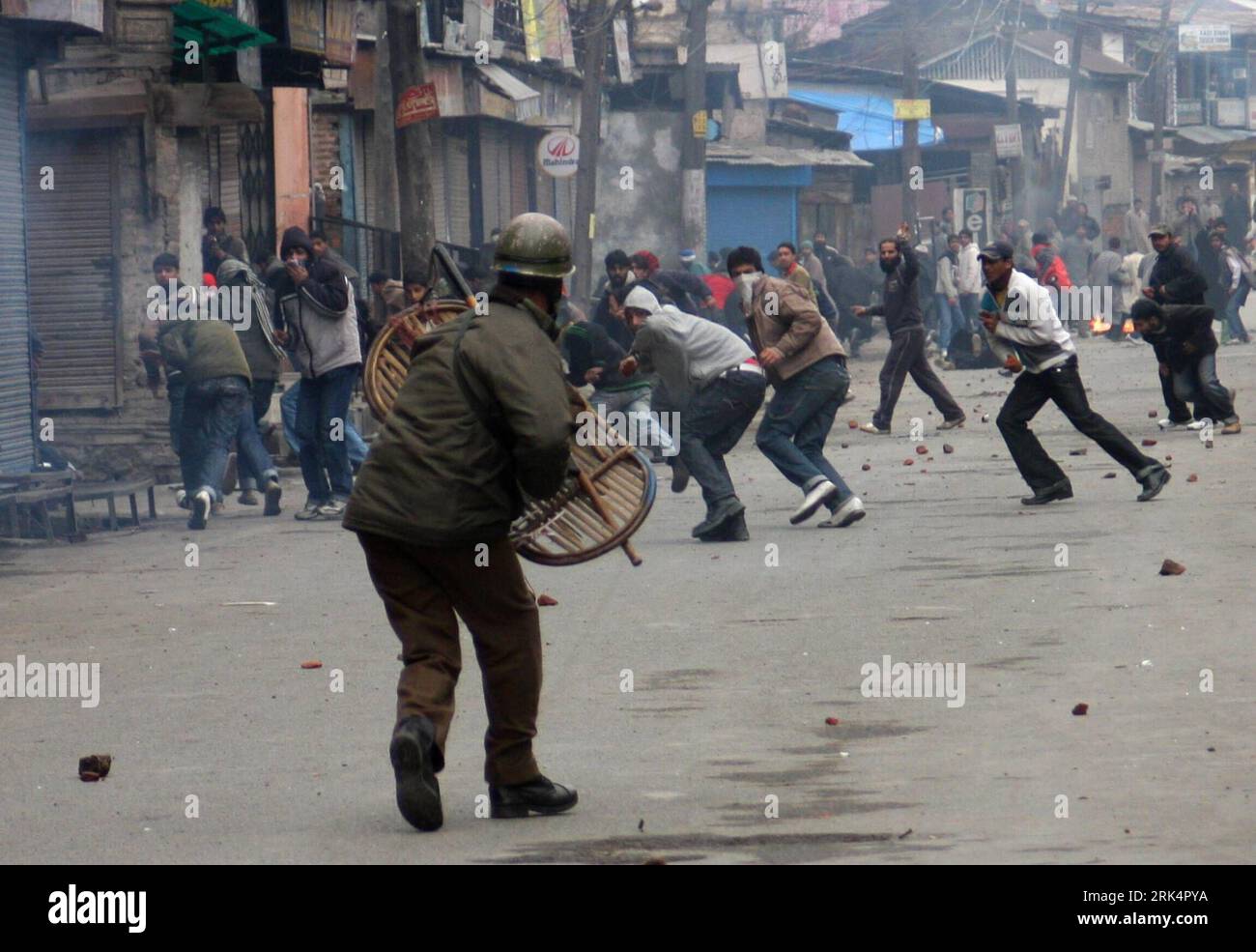 Bildnummer : 53660617 Datum : 11.12.2009 Copyright : imago/Xinhua (091211) -- SRINAGAR, 11 décembre 2009 (Xinhua) -- un soldat paramilitaire indien rencontre un groupe de manifestants cachemiris à Srinagar, capitale d'été du Cachemire contrôlé par l'Inde, 11 décembre 2009. Des centaines de manifestants se sont affrontés avec des policiers et ont incendié un poste paramilitaire vendredi lors d'une manifestation contre l'occupation illégale présumée de milliers d'hectares de terres par les troupes indiennes dans le Cachemire contrôlé par l'Inde. (Xinhua/Javed Dar) (ypf) SRINAGAR-PROTEST-LAND OCCUPATION PUBLICATIONxNOTxINxCHN Kashmir Protest Demonstranten Polize Banque D'Images