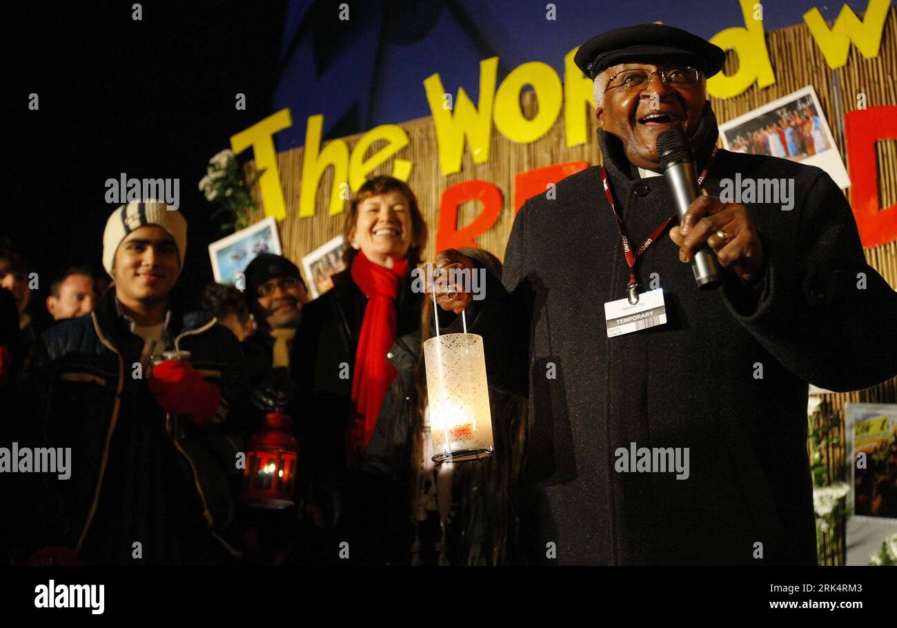 Bildnummer : 53661739 Datum : 12.12.2009 Copyright : imago/Xinhua (091213) -- COPENHAGUE, 13 décembre 2009 (Xinhua) -- Desmond Mpilo Tutu (à droite), lauréat du prix Nobel de la paix et ancien archevêque sud-africain, participe à une veillée rappelant de prêter attention au réchauffement climatique, au Bella Center, lieu de la conférence des Nations Unies sur les changements climatiques, à la périphérie de Copenhague, la capitale danoise, le 12 décembre 2009. Les participants ont demandé à la conférence des Nations unies sur les changements climatiques de parvenir à un accord dès que possible. (Xinhua/Zhang Yuwei) (hdt) (3)DENMARK-COPENHAGEN-VIGIL PUBLICATIONxNOTxINxCHN People Politik DEM Banque D'Images