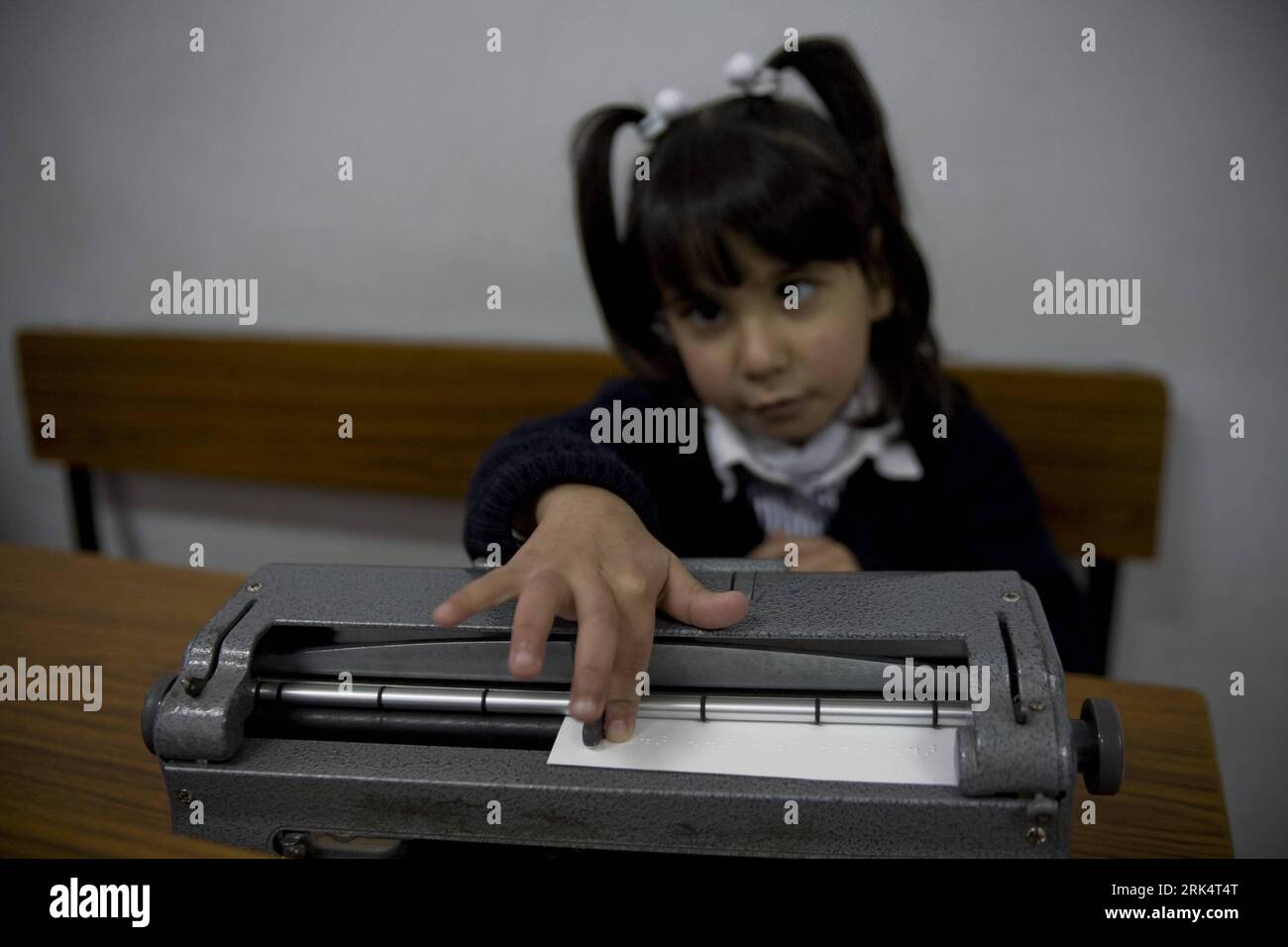 Bildnummer : 53664917 Datum : 14.12.2009 Copyright : imago/Xinhua (091214) -- RAMALLAH, 14 décembre 2009 (Xinhua) -- Une étudiante palestinienne déficiente visuelle travaille sur une machine à écrire en braille dans sa classe à l'école Al-Qabs pour enfants aveugles et malvoyants dans la ville de Ramallah en Cisjordanie le 14 décembre 2009. L'école, qui a été créée en 1978, continue de payer des frais d'éducation gratuits pour des dizaines d'étudiants palestiniens dans les territoires de Cisjordanie. (Xinhua/Fadi Arouri) (yc) (3)RAMALLAH- ÉCOLE VISUELLEMENT intégrée PUBLICATIONxNOTxINxCHN Gesellschaft Kinder blind Blindenschule Schule kbdig xdp 2 Banque D'Images