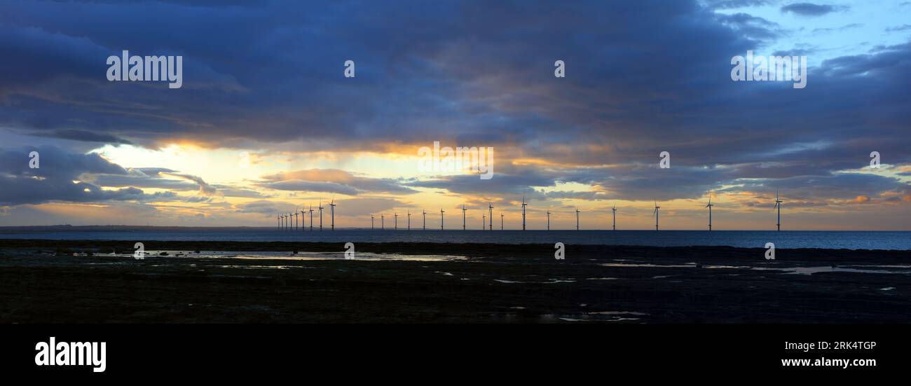 Image panoramique d'un parc éolien offshore au large de la côte du North Yorkshire, Redcar, Angleterre, Royaume-Uni. Banque D'Images