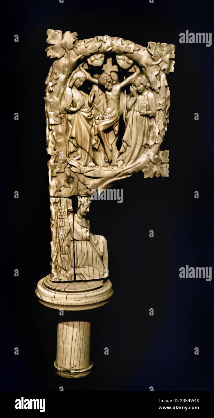 Crosier tête Curl d'un crosier évêque avec Crucifixion et Marie avec enfant Ivoire 1350 - c. 1400 Paris France Rijksmuseum Amsterdam Banque D'Images