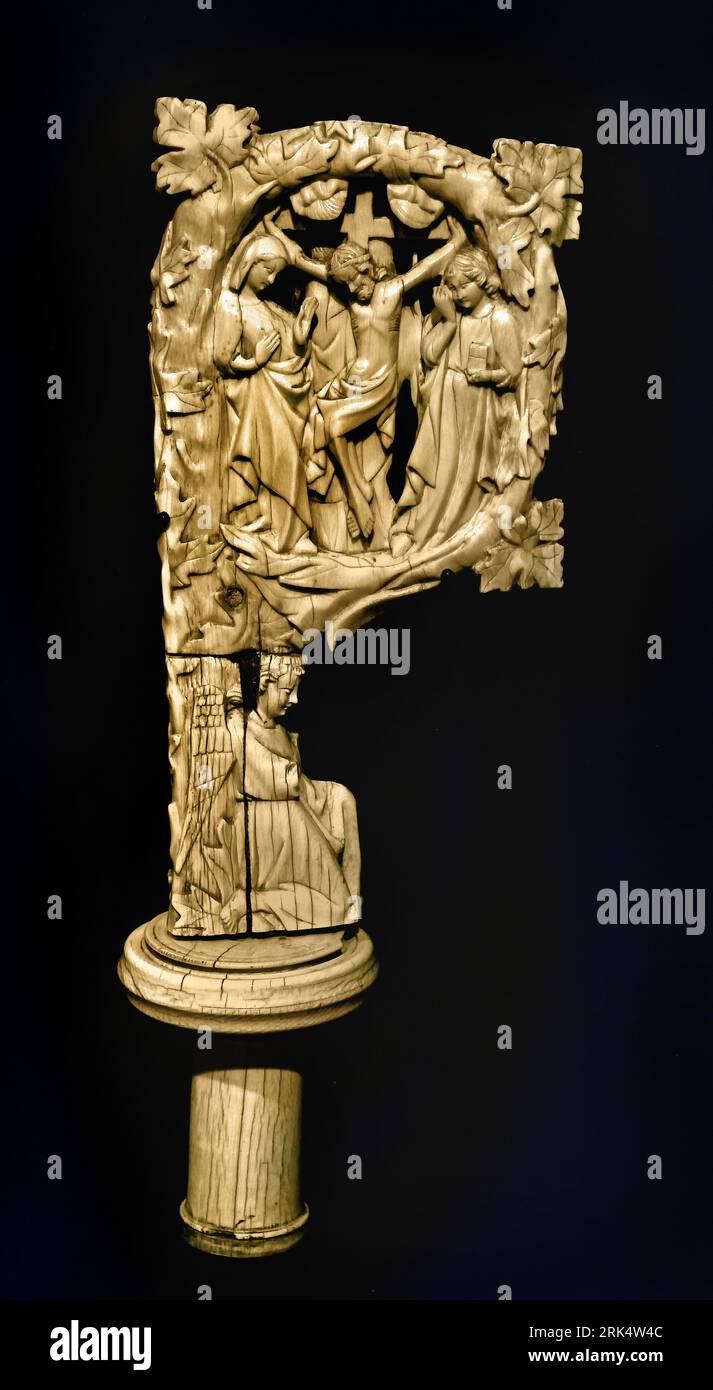 Crosier tête Curl d'un crosier évêque avec Crucifixion et Marie avec enfant Ivoire 1350 - c. 1400 Paris France Rijksmuseum Amsterdam Banque D'Images