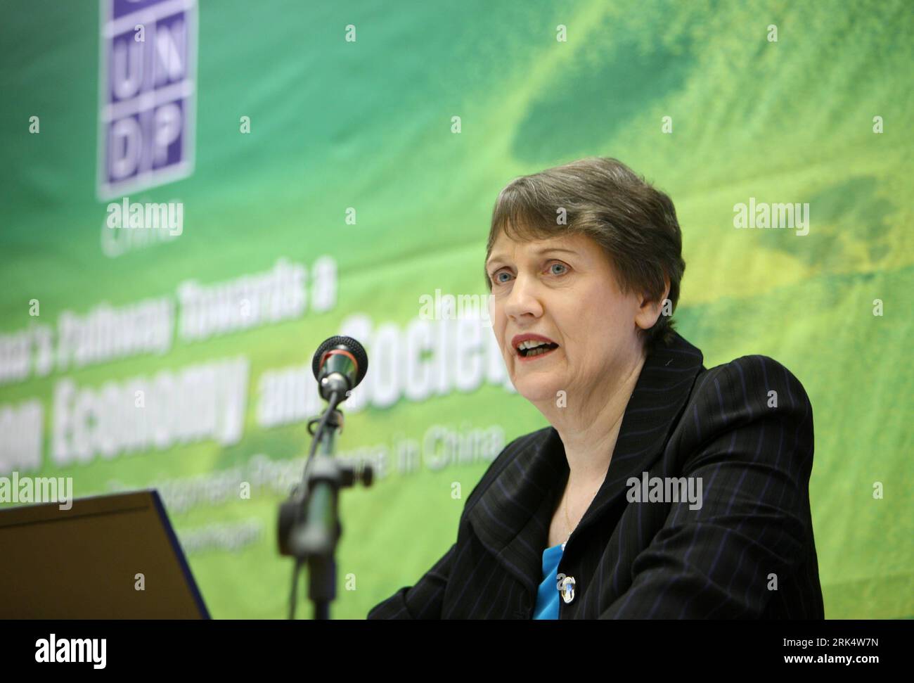 Bildnummer : 53670932 Datum : 15.12.2009 Copyright : imago/Xinhua (091215) -- COPENHAGUE, 15 décembre 2009 (Xinhua) -- Helen Clark, administratrice du PNUD, s'adresse à un forum sur la voie de la Chine vers une économie et une société à faibles émissions de carbone, à Copenhague, capitale de Demark, le 15 décembre 2009. (Xinhua/Xie Xiudong) (3-3)DANEMARK-COPENHAGUE-CONFÉRENCE des Nations Unies SUR LE CHANGEMENT CLIMATIQUE-LA VOIE DE LA CHINE VERS Une ÉCONOMIE ET UNE SOCIÉTÉ À FAIBLES ÉMISSIONS DE CARBONE PUBLICATIONxNOTxINxCHN People Politik Klimagipfel kbdig xkg 2009 quer o0 Weltklimagipfel Porträt Bildnummer 53670932 Date 15 12 2009 Copyright XINHUA Helen XINHUA C Copenhague 15 2009 décembre 091215 Banque D'Images