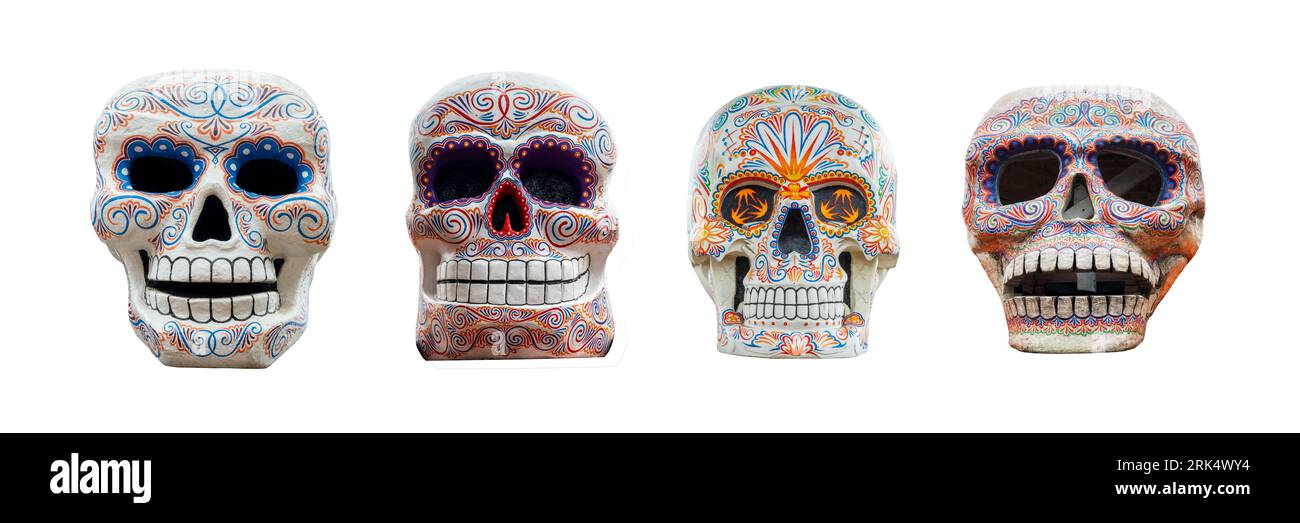 Dia de los Muertos (jour des morts) collection de crânes de sucre isolés sur blanc, décor Halloween, vacances traditionnelles mexicaines Banque D'Images