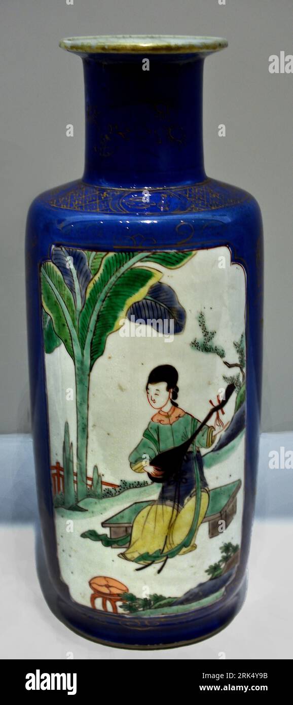 Vase cylindrique avec poudre bleue et une femme sur une terrasse, anonyme, 1700 - 1724 28cm × 7,5cm porcelaine glaçure cobalt (minéral) or (métal) dynastie Qing (1644-1912) / période Kangxi (1662-1722) / période Yongzheng (1723-1735) Chine Banque D'Images