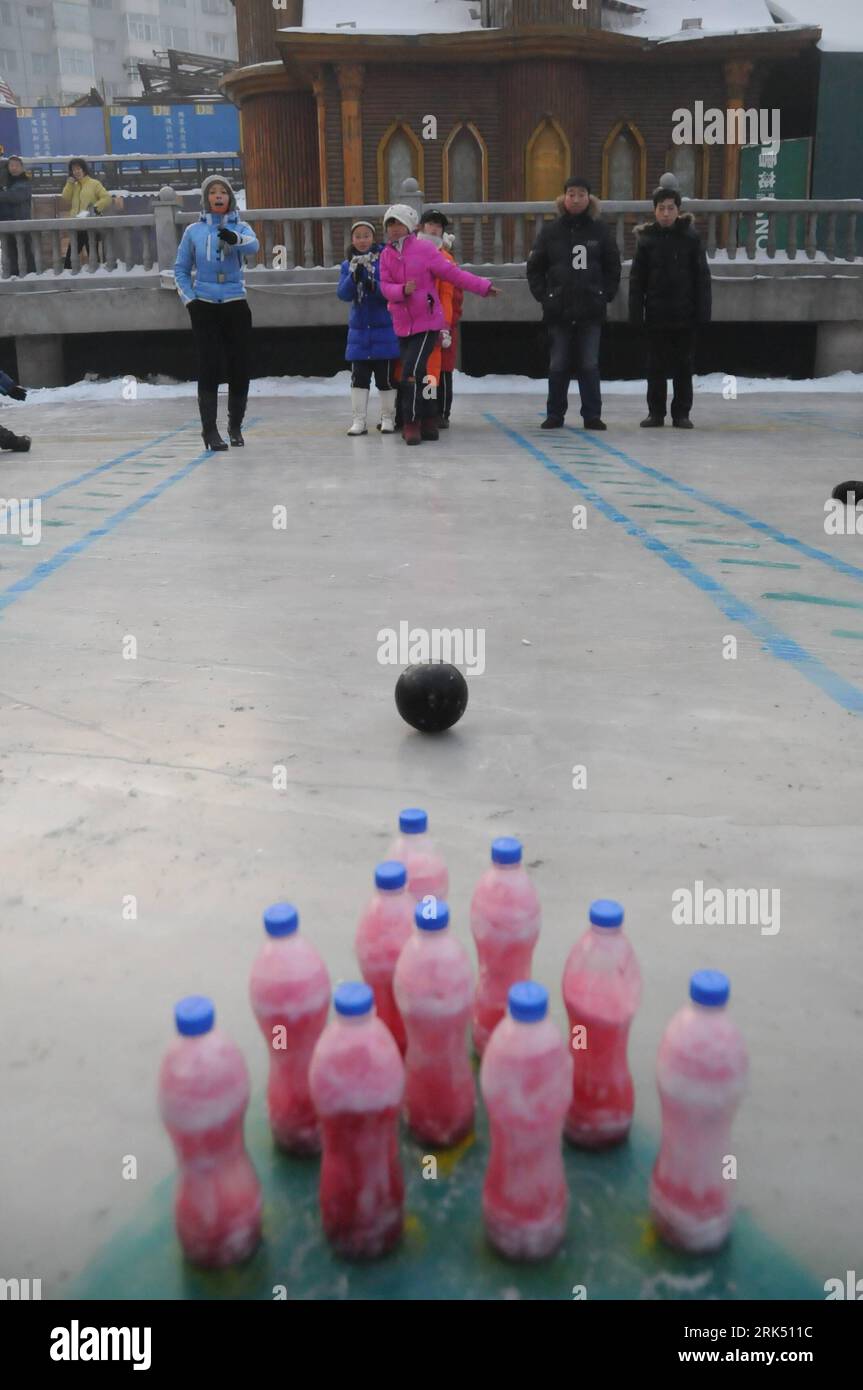 Bildnummer : 53685319 Datum : 23.12.2009 Copyright : imago/Xinhua (091223) -- HARBIN, 23 décembre 2009 (Xinhua) -- des enfants jouent à un jeu sur la rivière Majiagou à Harbin, capitale de la province du Heilongjiang du nord-est de la Chine, 23 décembre 2009. La serface gelée de la rivière est transformée en grande patinoire pendant l'hiver et est libre au public. (Xinhua/Zhang Qingyun) (wyo) (6)CHINA-HARBIN-ICE PATINOIRE (CN) PUBLICATIONxNOTxINxCHN Harbin EIS Festival kbdig xcb 2009 hoch o0 Kind, Kegeln Bildnummer 53685319 Date 23 12 2009 Copyright Imago XINHUA Harbin DEC 23 2009 enfants XINHUA jouer un jeu SUR la Majia Banque D'Images