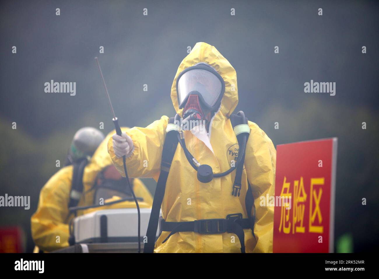 Bildnummer : 53690200 Datum : 28.12.2009 Copyright : imago/Xinhua (091229) -- GUANGZHOU, 29 décembre 2009 (Xinhua) -- deux travailleurs en combinaison de protection surveillent le gaz inconnu qui s'est échappé, lors d'un accident environnemental et d'une manœuvre d'urgence, en vue de renforcer le contrôle de la sécurité environnementale pendant les Jeux asiatiques de 2010, prévu du 12 au 27 novembre 2010, à Guangzhou, dans la province du Guangdong du sud de la Chine, le 28 décembre 2009. (Xinhua/Cheng Mengxing) (px) (2)CHINA-GUANGZHOU-2010 ASIAN GAMES-ENVIRONMENTAL EMERGENCY-MANEUVER(CN) PUBLICATIONxNOTxINxCHN Übung Umweltkatast Banque D'Images