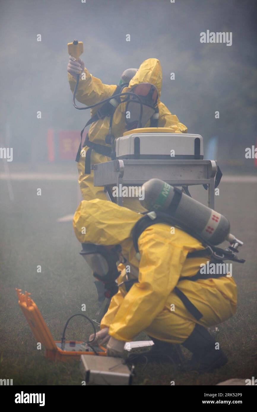 Bildnummer : 53690199 Datum : 28.12.2009 Copyright : imago/Xinhua (091229) -- GUANGZHOU, 29 décembre 2009 (Xinhua) -- deux travailleurs en combinaison de protection surveillent le gaz inconnu qui s'est échappé, lors d'un accident environnemental et d'une manœuvre d'urgence, en vue de renforcer le contrôle de la sécurité environnementale pendant les Jeux asiatiques de 2010, prévu du 12 au 27 novembre 2010, à Guangzhou, dans la province du Guangdong du sud de la Chine, le 28 décembre 2009. (Xinhua/Cheng Mengxing) (px) (1)CHINA-GUANGZHOU-2010 ASIAN GAMES-ENVIRONMENTAL EMERGENCY-MANEUVER(CN) PUBLICATIONxNOTxINxCHN Übung Umweltkatast Banque D'Images