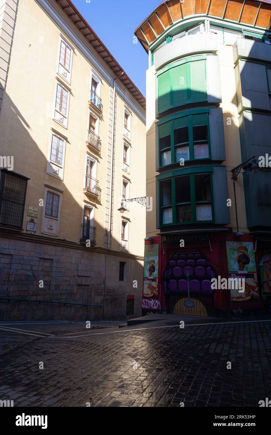 Pampelune, Espagne - juillet 31 : vue sur l'ancienne rue tôt le matin Banque D'Images Pampelune, Espagne - juillet 31 : vue sur l'ancienne rue tôt le matin Banque D'Images