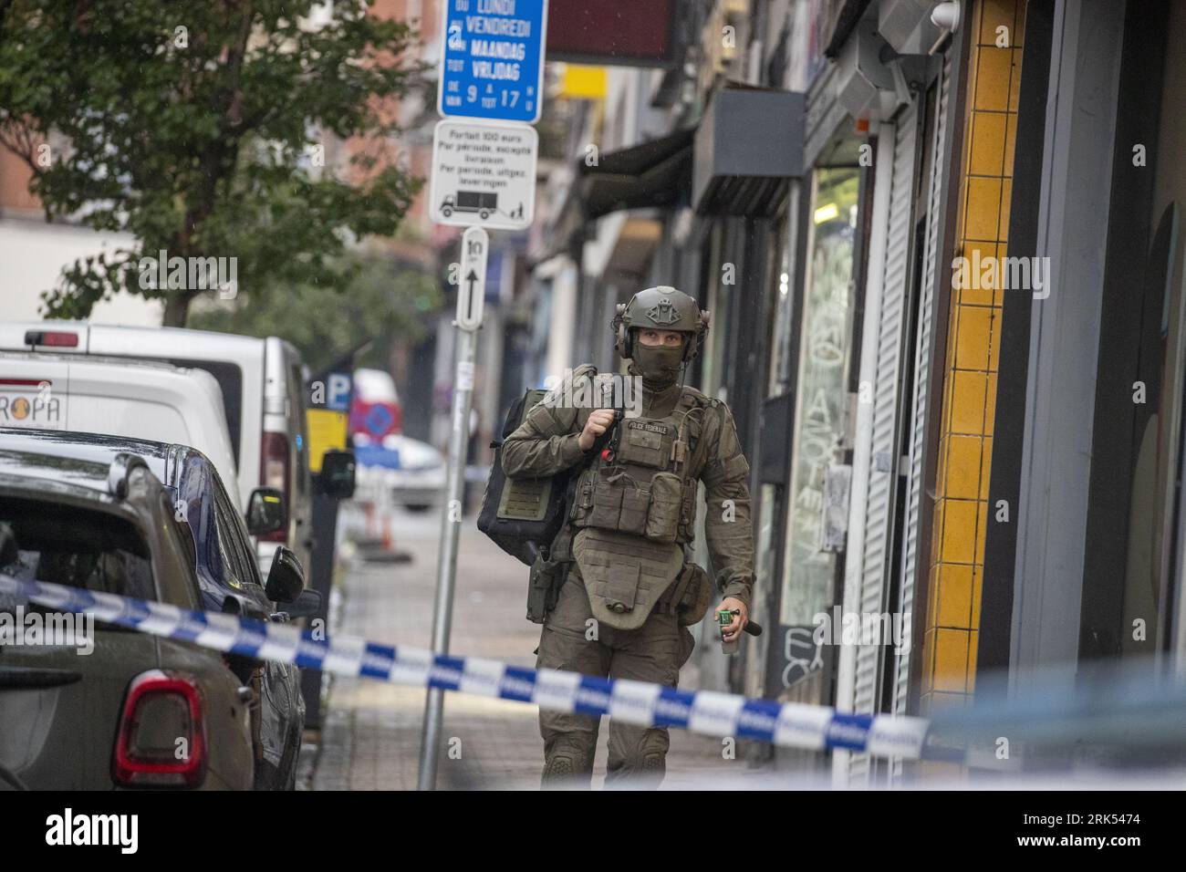 Police photographiée sur le site où un voleur armé est enfermé dans une cave, dans la rue Fortstraat - rue du fort à Sint-Gillis - Saint-Gilles, Bruxelles le jeudi 24 août 2023. Selon les premières informations, une tentative de vol a été interrompue par la police. BELGA PHOTO NICOLAS MAETERLINCK Banque D'Images