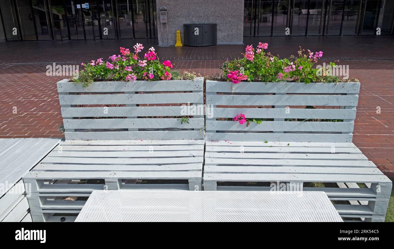Palettes de meubles de jardin et plantes jardinières à l'extérieur du parvis Barbican Art Centre dans la ville de Londres Angleterre Royaume-Uni Grande-Bretagne KATHY DEWITT Banque D'Images