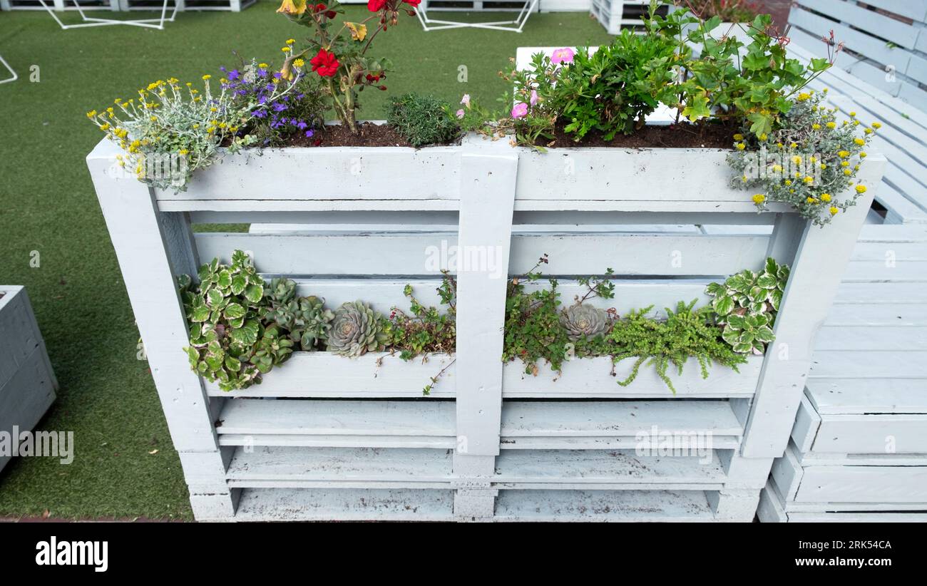 Palette de meubles de jardin et de plantes au parvis Barbican dans la ville de Londres Angleterre Royaume-Uni Grande-Bretagne KATHY DEWITT Banque D'Images