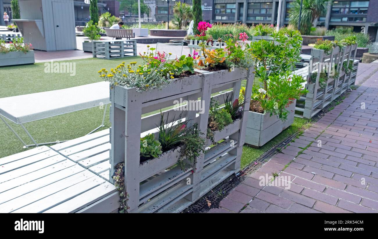 Palette de meubles de jardin et de plantes au parvis Barbican dans la ville de Londres Angleterre Royaume-Uni Grande-Bretagne KATHY DEWITT Banque D'Images