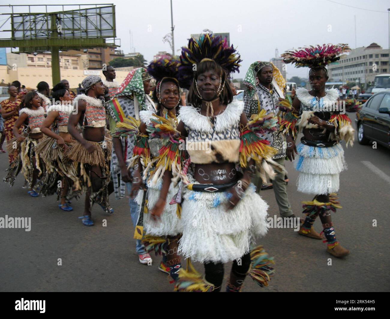 Bildnummer : 53693643 Datum : 31.12.2009 Copyright : imago/Xinhua (100102) -- YAOUNDÉ , 02 janvier 2010 (Xinhua) -- danse lors d'un défilé marquant le jour de l'indépendance du Cameroun à Yaoundé, capitale du Cameroun, le 31 décembre 2009. Le 1 janvier est le jour de l indépendance du Cameroun. (Xinhua/Claude Bernard Wongoue) (dyw) (2)CAMEROUN-YAOUNDÉ-JOUR DE L'INDÉPENDANCE PUBLICATIONxNOTxINxCHN Parade Unabhängigkeitstag Nationalfeiertag premiumd kbdig xng 2009 quer Bildnummer 53693643 Date 31 12 2009 Copyright Imago XINHUA Yaoundé Jan 02 2010 XINHUA danse lors d'un défilé marquant la fête de l'indépendance du Cameroun à Yaoundé Banque D'Images
