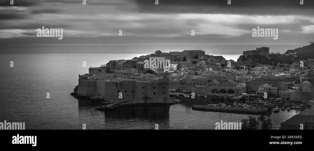 Une vue aérienne de Dubrovnik par temps nuageux en Croatie en niveaux de gris Banque D'Images