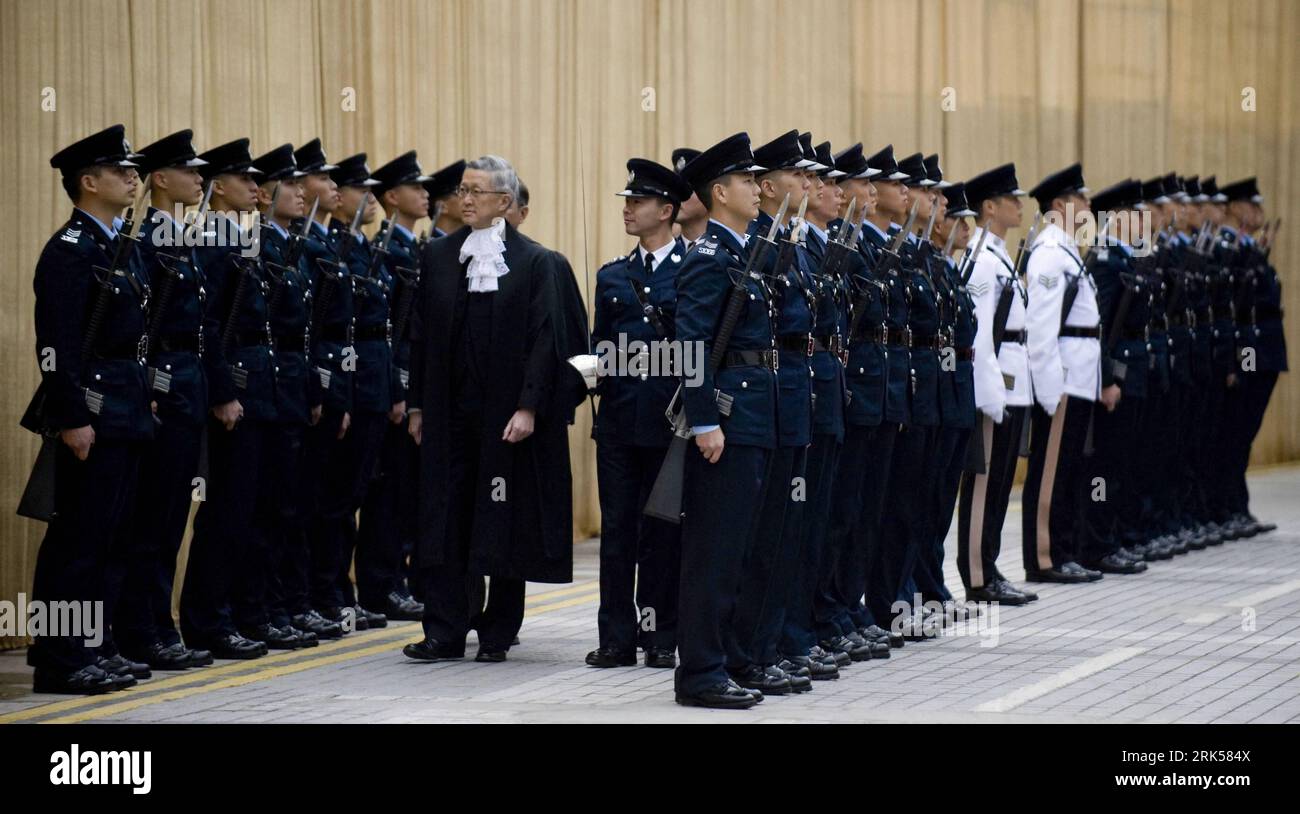 Bildnummer : 53718188 Datum : 11.01.2010 Copyright : imago/Xinhua (100111) -- HONG KONG, 11 janvier 2010 (Xinhua) -- le juge en chef de la Cour de dernière instance de Hong Kong Andrew Li inspecte la garde d honneur de la police lors de la cérémonie d ouverture de l année juridique 2010 dans la région administrative spéciale de Hong Kong, le 11 janvier 2010. La cérémonie d'ouverture a eu lieu à l'hôtel de ville de Hong Kong lundi. (Xinhua/lui Siu Wai) (ypf) (2)CHINE-HONG KONG-ANNÉE LÉGALE 2010-OUVERTURE CÉRÉMONIELLE(CN) PUBLICATIONxNOTxINxCHN People Politik Kbdig xdp 2010 quer o0 Hongkong Bildnummer 53718188 Date 11 01 2010 Copyr Banque D'Images