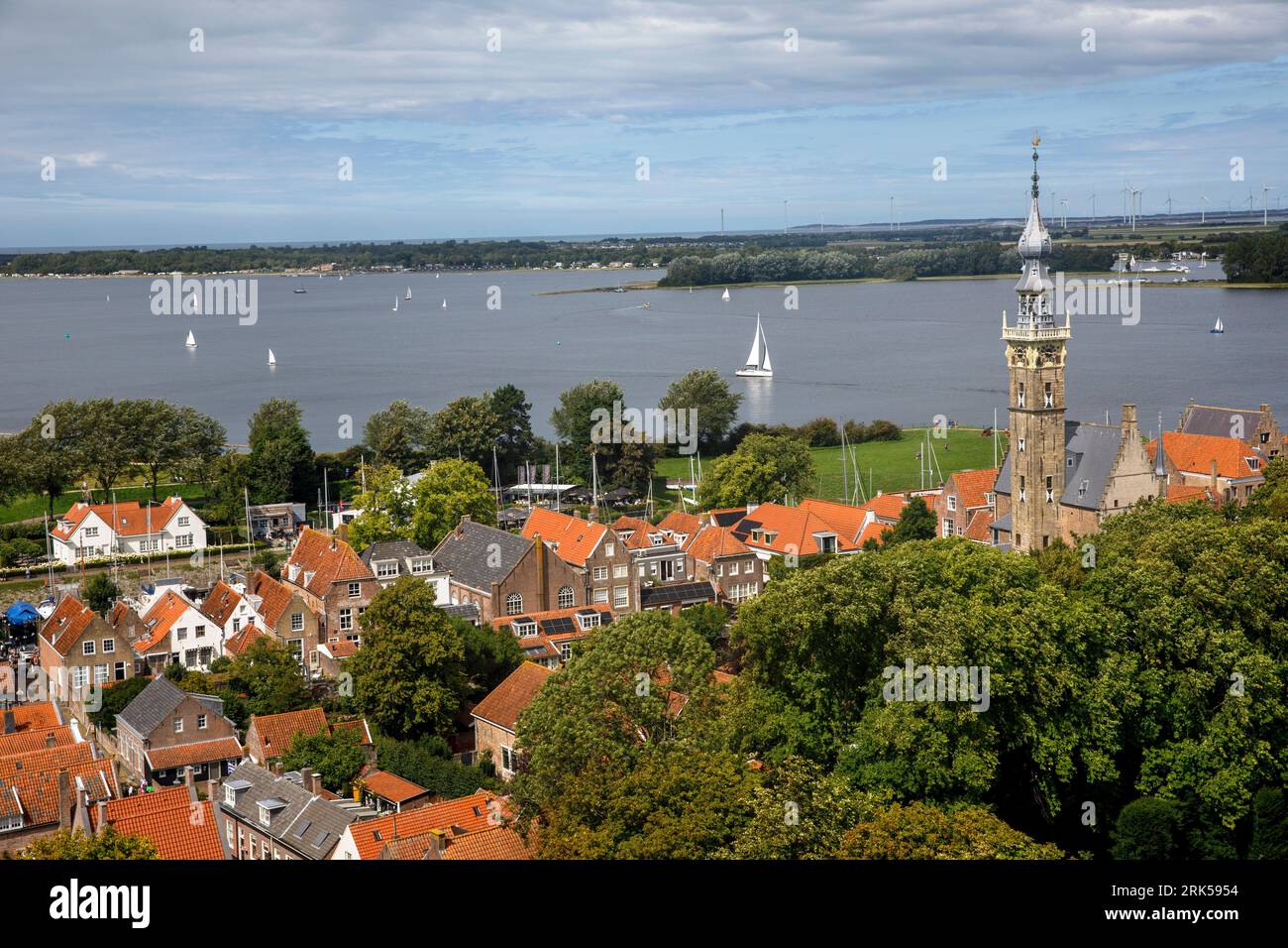 Le village Veere sur la péninsule Walcheren, vue de la tour de la Grote Kerk à la ville avec la tour de la mairie historique et les virages Banque D'Images