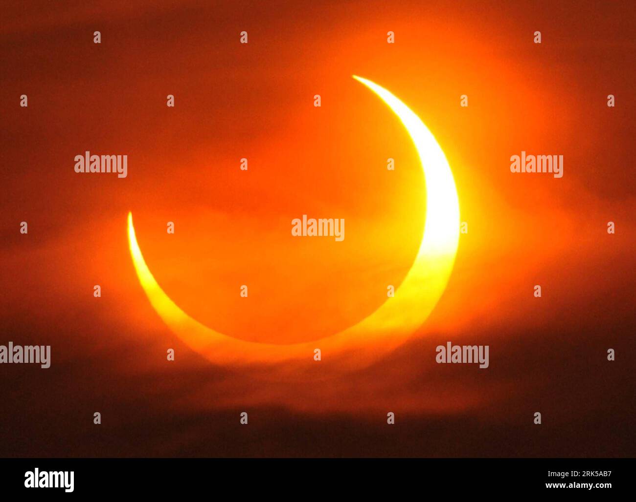 Bildnummer : 53729017 Datum : 15.01.2010 Copyright : imago/Xinhua (100115) -- HEZE, 15 janvier 2010 (Xinhua) -- Une éclipse solaire a été vue à Heze, dans la province du Shandong de l'est de la Chine, le 15 janvier 2010. (Xinhua) (Ly) (1)CHINA-HEZE-SOLAR ECLIPSE (CN) PUBLICATIONxNOTxINxCHN Sonnenfinsternis ringförmig ringförmige kbdig xcb 2010 quer o0 sonne Naturschauspiel Natur o00 partielle Bildnummer 53729017 Date 15 01 2010 Copyright Imago XINHUA Heze Jan 15 2010 XINHUA une éclipse solaire se TROUVE dans la province de Heze Shan Shan Shan 15 2010 LY 1 Chine Heze Solar Eclipse CN PUBLICATIONxNOTxINxCHN Solar ecl Banque D'Images