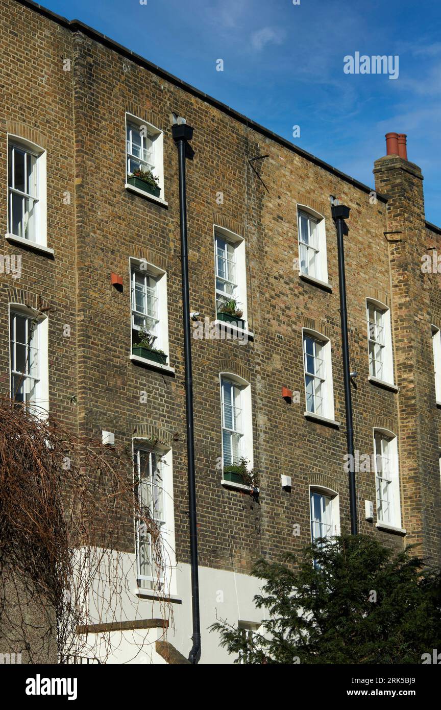 Fenêtres de logement d'époque scène de rue de Londres autour de Farringdon, nord de Londres, Royaume-Uni Banque D'Images