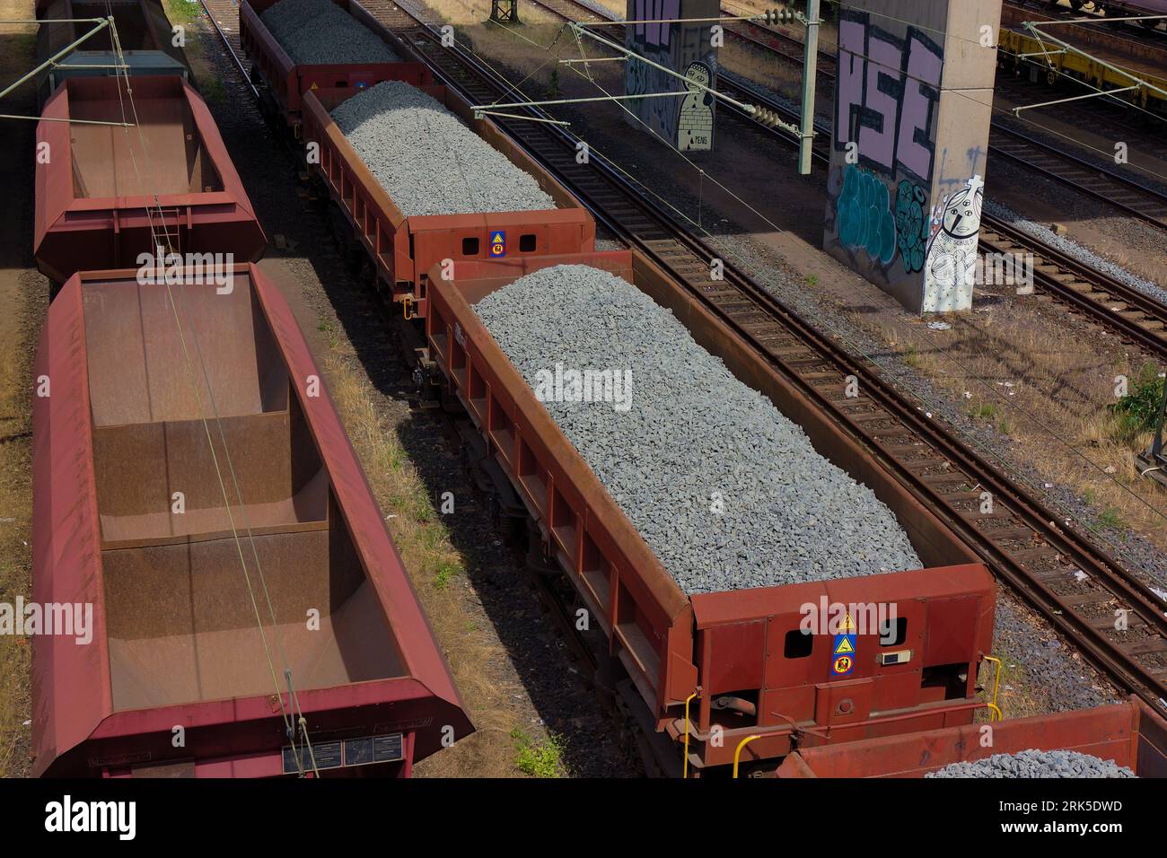 Les wagons avec ballast sur voie attendent leur déploiement dans le terminal cargo est à Francfort, en Allemagne. Banque D'Images