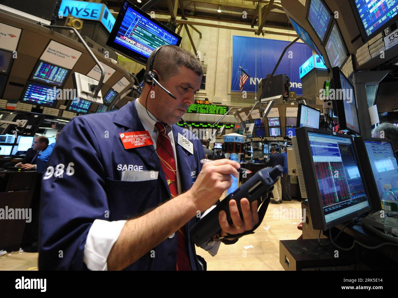 Bildnummer : 53745560 Datum : 22.01.2010 Copyright : imago/Xinhua Traders travaillent à la Bourse de New York, États-Unis, 22 janvier 2010. Wall Street s'est effondré pour la troisième session consécutive vendredi, avec des moyennes majeures se terminant à plus de 2%, alors que les investisseurs craignaient que les propositions de mettre de nouvelles restrictions sur les grandes banques ne nuisent à la reprise économique. Le Dow Jones Industrial Average a chuté de 216,9 points, ou 2,09 pour cent, à 10 172,98. C est le premier Dow à fermer en dessous de 10 200 depuis novembre. L'indice Standard & Poor s 500 a chuté de 24,72, ou 2,21%, à 1 091,76 et le Nasdaq a chuté de 60,4 Banque D'Images