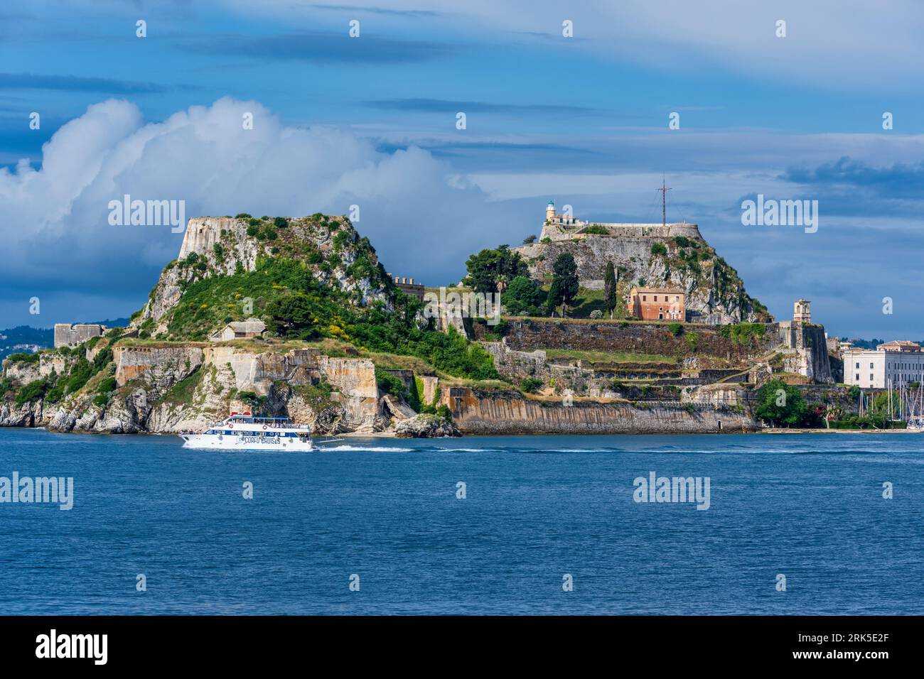 Vue de la vieille forteresse de Corfou depuis la mer dans la vieille ville de Corfou, île de Corfou, îles Ioniennes, Grèce Banque D'Images
