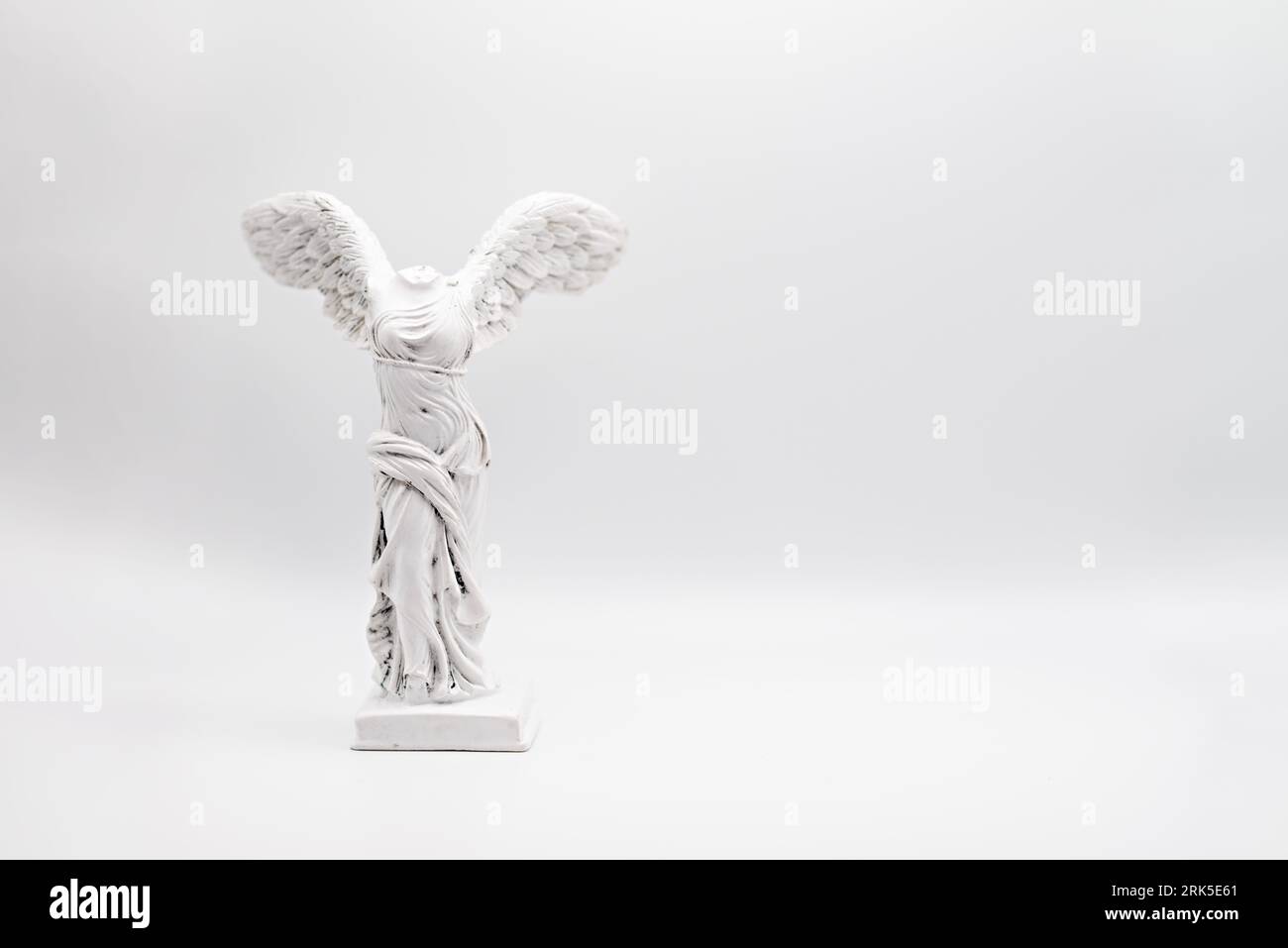 Une figure angélique blanche avec des ailes sur le fond blanc Banque D'Images