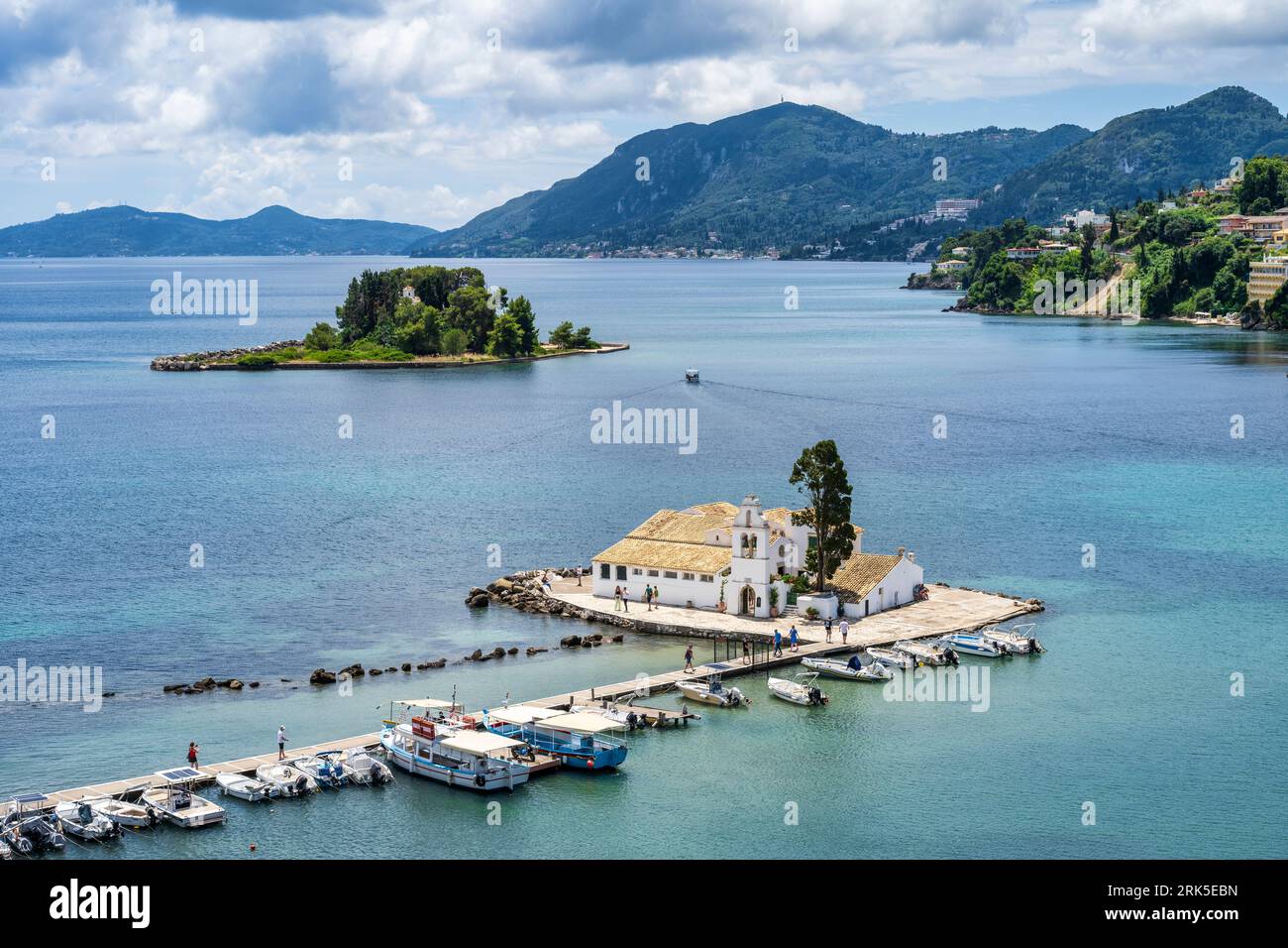 Monastère de Vlacherna sur un petit îlot juste au sud de la péninsule de Kanoni, avec l’île Pontikonissi (île de la souris) au-delà – Corfou, îles Ioniennes, Grèce Banque D'Images
