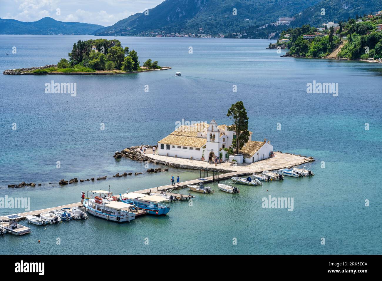 Monastère de Vlacherna sur un petit îlot juste au sud de la péninsule de Kanoni, avec l’île Pontikonissi (île de la souris) au-delà – Corfou, îles Ioniennes, Grèce Banque D'Images