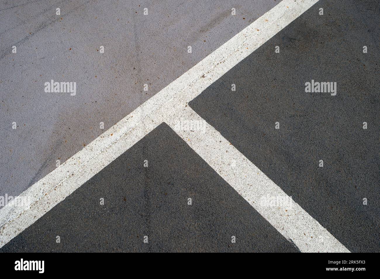 Lignes blanches peintes dans un parking sur asphalte, places de parking. Banque D'Images