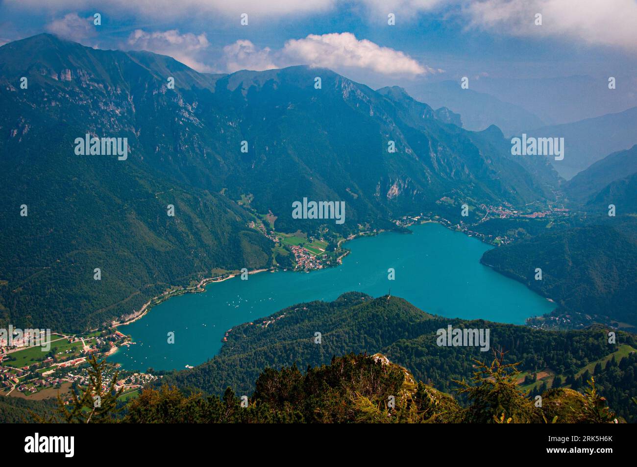 Régate sur le Lago di Ledro dans le nord de l'Italie vue du sommet d'une montagne Banque D'Images
