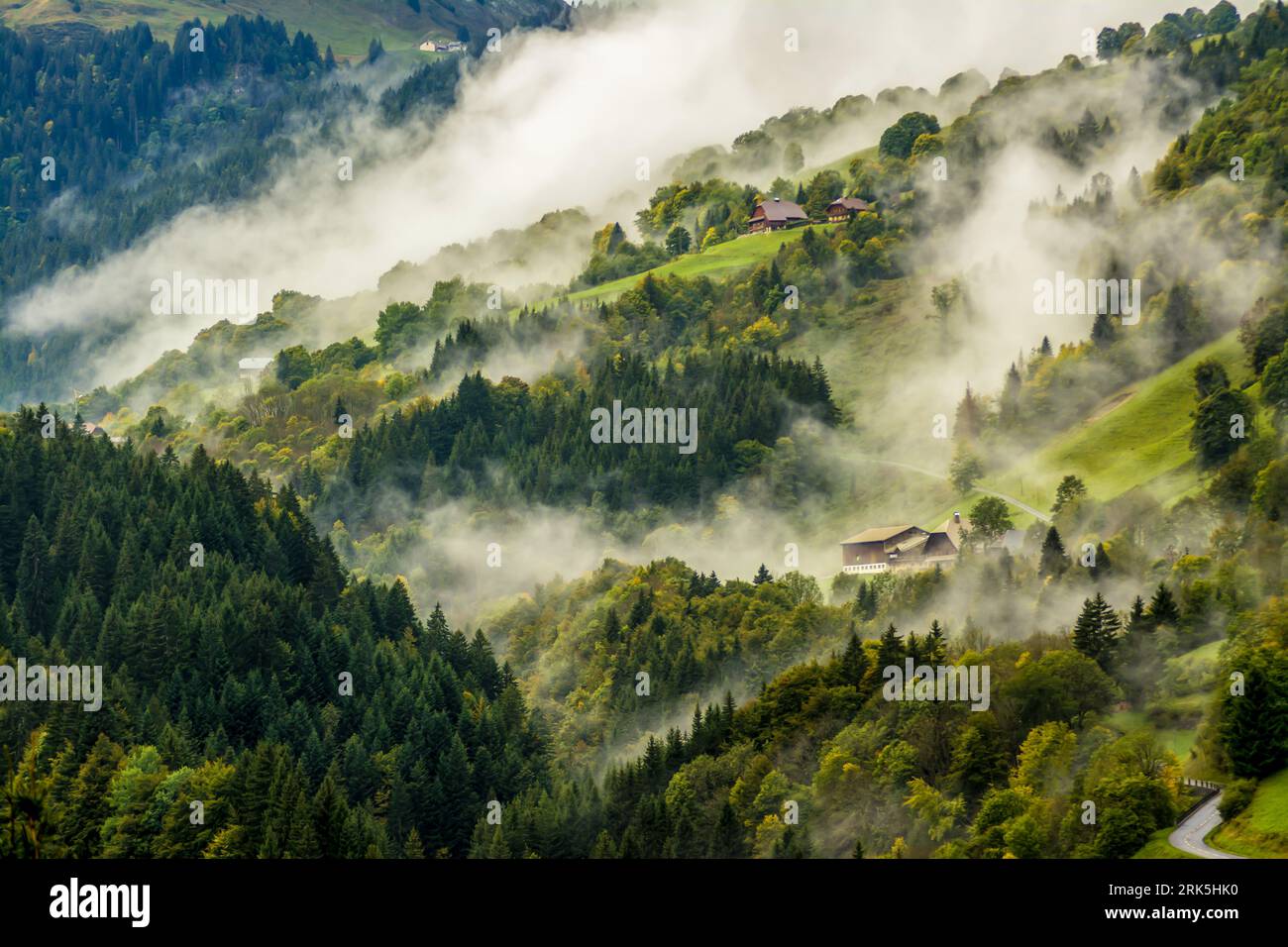 FRANCE. HAUTE SAVOIE (74) CHALETS DANS LA BRUME, PRÈS DU VILLAGE DU REPOSOIR Banque D'Images