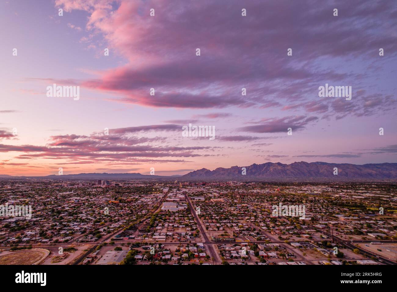 Coucher de soleil à Tucson AZ. Tourné en avril 2022 lors d'un magnifique coucher de soleil. Face au nord vers Marana Banque D'Images