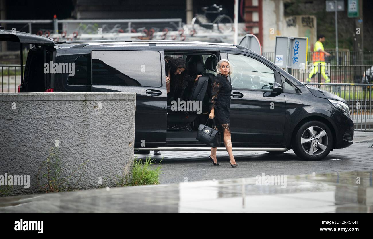 Amsterdam, pays-Bas. 24 août 2023. L'ancienne Voltt'er Nilüfer Gündogan, avec ses avocats Geert-Jan et Carry Knoops, arrivent au tribunal pour une audience dans l'affaire Gündogan contre Volt pour diffamation et calomnie. Gundogan a été expulsé de la faction de Volt à la suite d'allégations d'inconduite. Elle a résisté et a été prouvée par le juge, lui permettant de retourner dans la faction Volt. La partie a alors interjeté appel et a gagné. ANP JEROEN JUMELET pays-bas Out - belgique Out Credit:ANP/Alamy Live News Banque D'Images