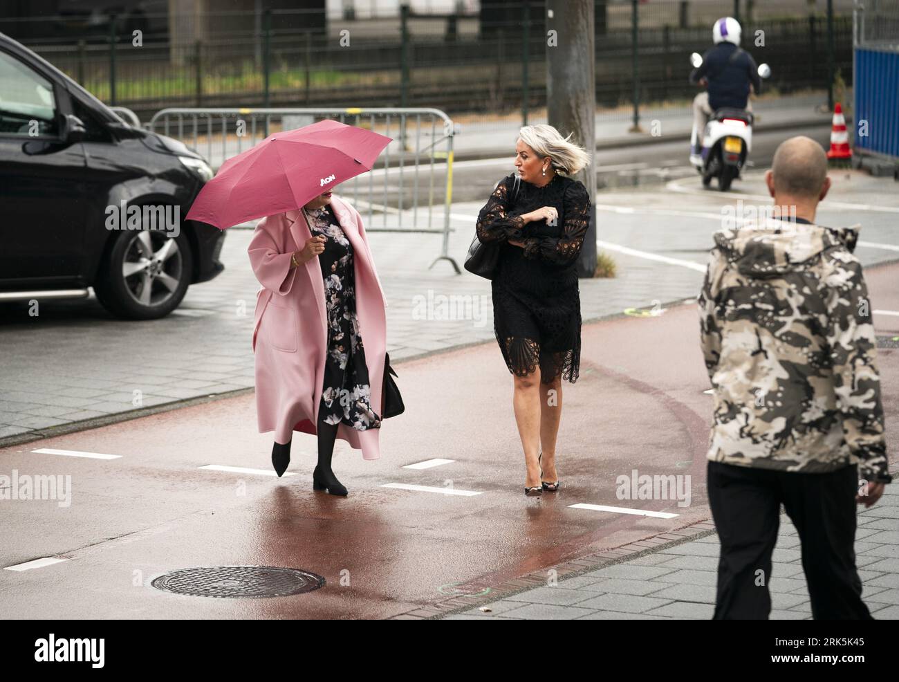 Amsterdam, pays-Bas. 24 août 2023. L'ancienne Voltt'er Nilüfer Gündogan, avec ses avocats Geert-Jan et Carry Knoops, arrivent au tribunal pour une audience dans l'affaire Gündogan contre Volt pour diffamation et calomnie. Gundogan a été expulsé de la faction de Volt à la suite d'allégations d'inconduite. Elle a résisté et a été prouvée par le juge, lui permettant de retourner dans la faction Volt. La partie a alors interjeté appel et a gagné. ANP JEROEN JUMELET pays-bas Out - belgique Out Credit:ANP/Alamy Live News Banque D'Images