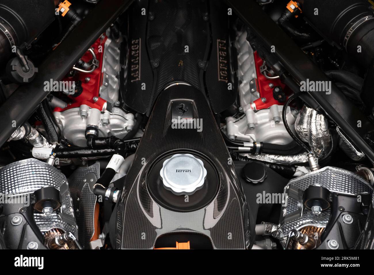 Gros plan du moteur d'une Ferrari Testarossa au design puissant et élégant Banque D'Images
