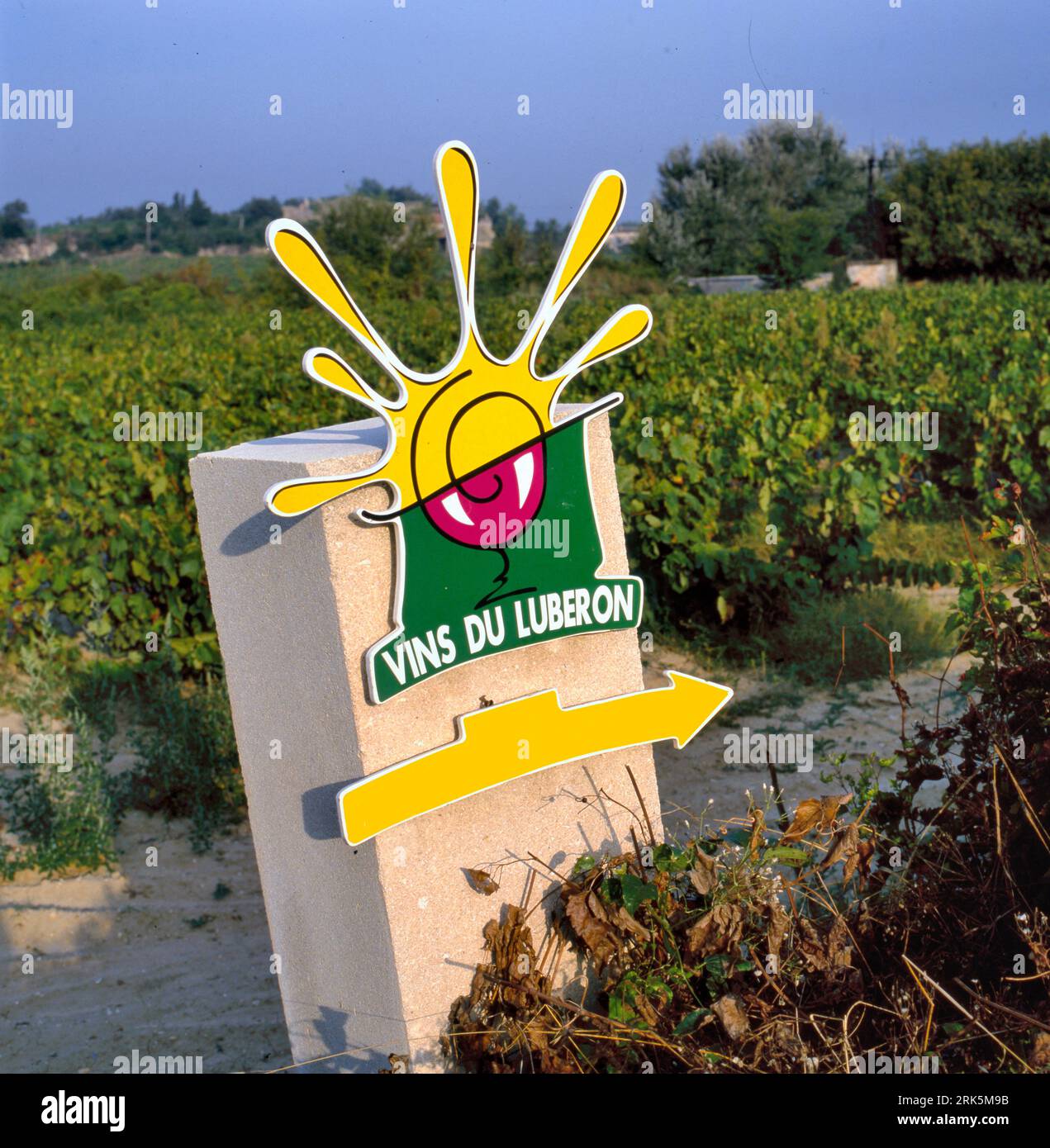 MAUBEC,FRANCE-AOÛT 17 2022: Panneau pour la route touristique à travers le Luberon. (Inscription en anglais "vins du Luberon"). Panneau extérieur contre Banque D'Images